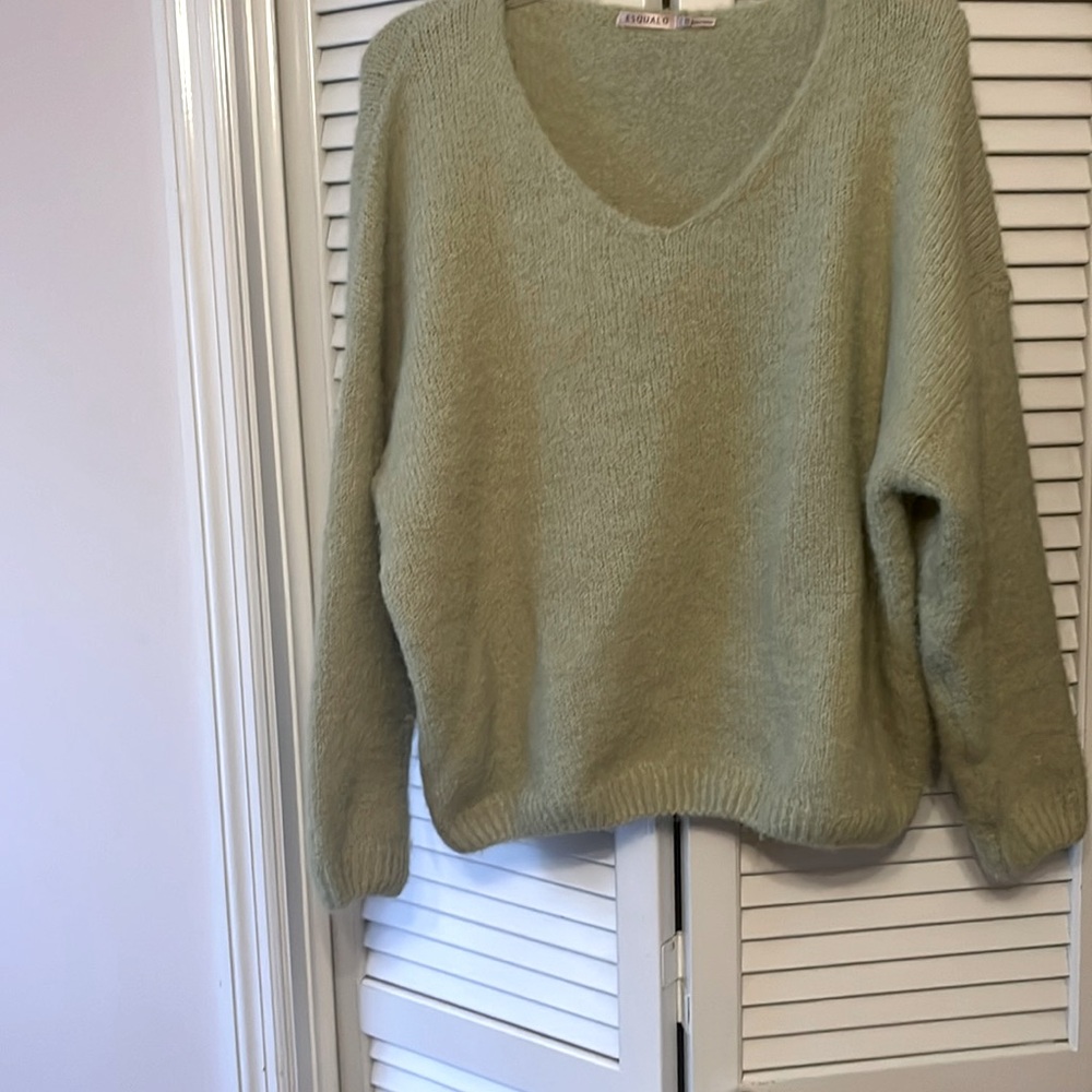 A pistachio colored sz s oversized womens sweater